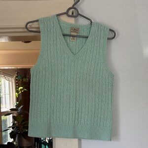 Sleeveless Cable Knit V-neck lambswool sweater